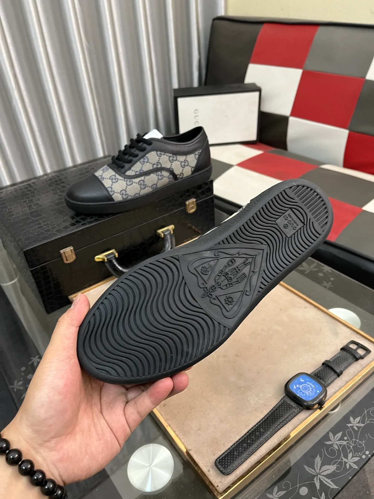 Men's shoes💰400⌚️⌚️[GUCCI] Gucci men's casual shoes are absolutely popular🔥The ultimate matching item for trendy men! The charm of super texture is unstoppable. This is the main recommendation. The upper is made of high-quality cowhide, with pig lining feet and wear-resistant rubber sole. It is noble and elegant! Extremely comfortable🎁🎁You can be as handsome as you want💪 Available in sizes 38-44 and 4️⃣colors available